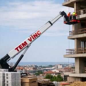 Florya İstanbul’daki şantiye sahasında TEM Vinç logolu kiralık sepetli vinç ile malzeme kaldırma çalışması